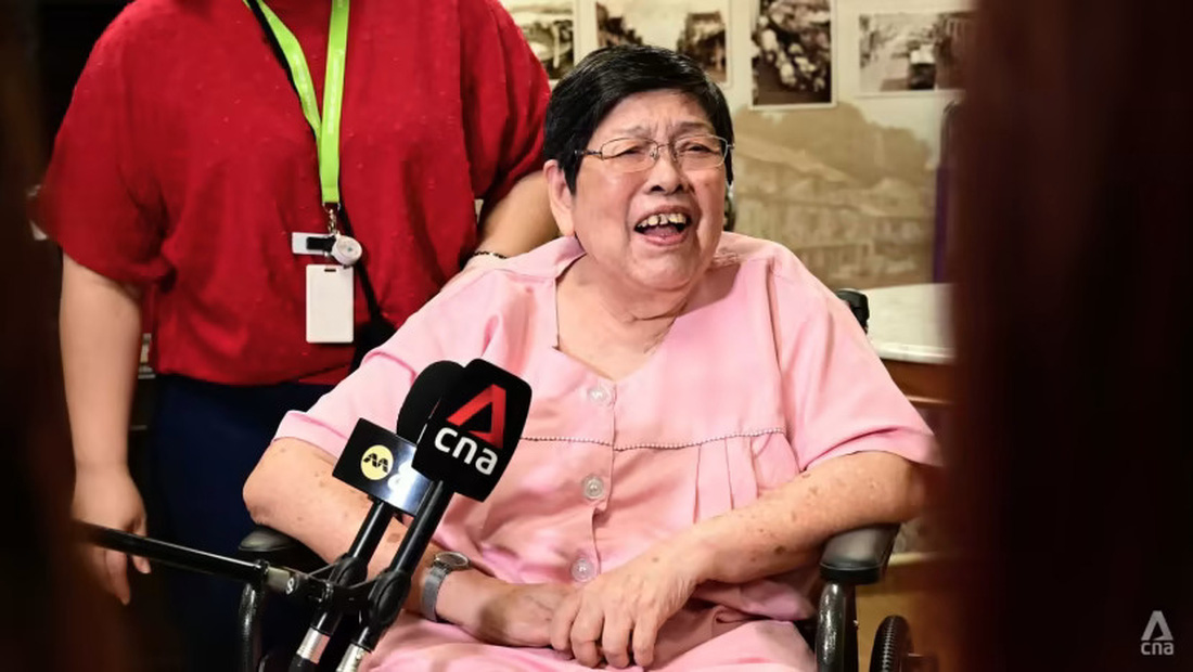 Bà Lee Dan Lin (75 tuổi) chia sẻ với Đài CNA rằng bà cảm thấy vô cùng hài lòng với quy trình bỏ phiếu năm nay bởi toàn bộ quá trình bỏ phiếu chỉ mất năm phút - Ảnh: CNA