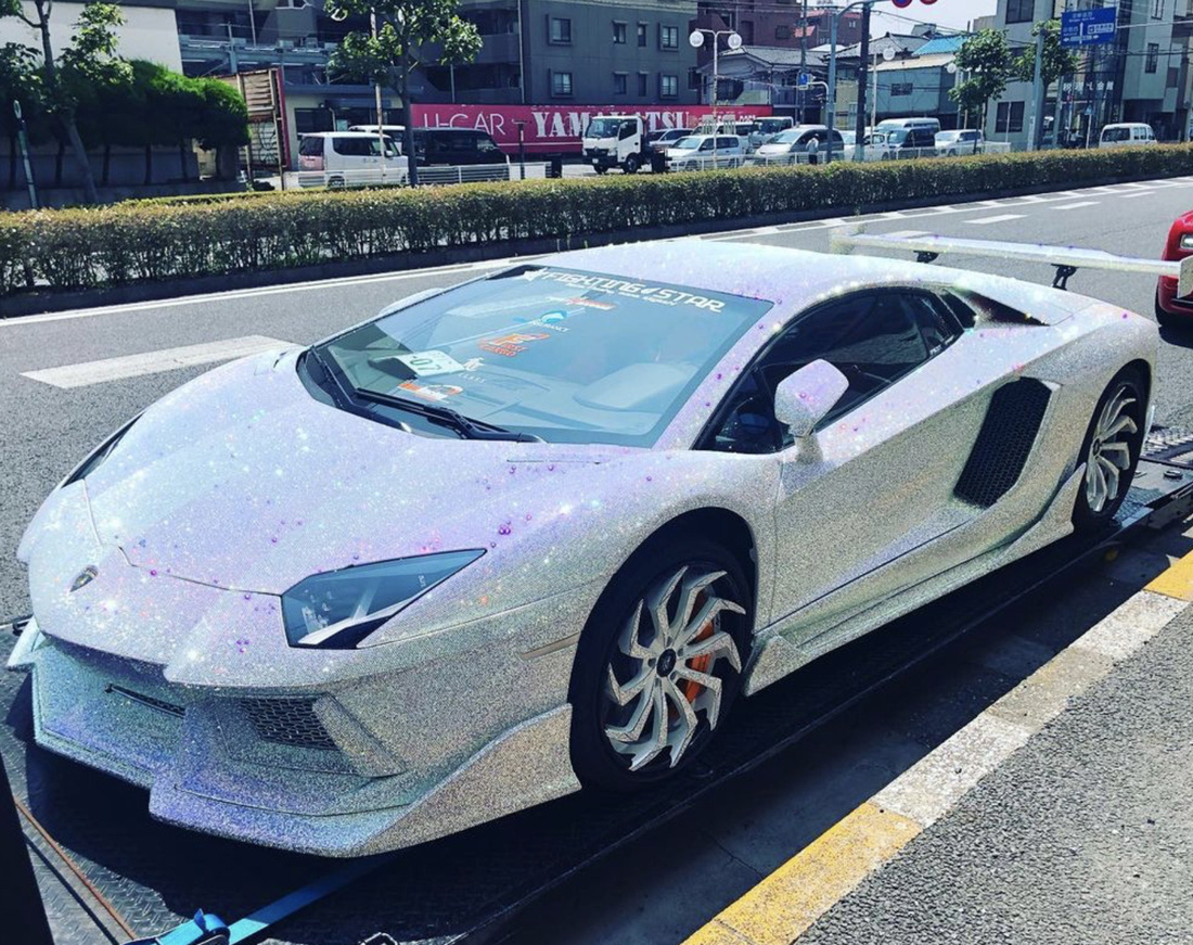 Một siêu phẩm khác là Lamborghini Aventador nạm 1.350.000 viên pha lê Swarovski. Chiếc xe nguyên bản có giá khoảng 2 triệu USD, và sau khi được khoác “áo mới”, Aventador của Morohoshi giờ đắt thêm khoảng 1,35 triệu USD. Ngoài ra, ông còn thay bộ la-zăng Lexani, ống giảm thanh và đèn LED - Ảnh: morohoshi7777/Instagram