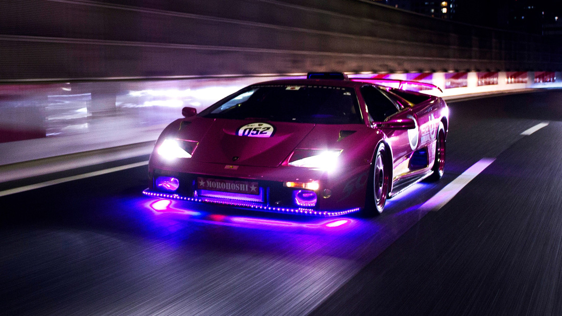 Một trong những chiếc xe nổi tiếng nhất của Morohoshi là chiếc Lamborghini Diablo Super Veloce đính kim cương trên nền lớp sơn màu hồng từ đầu đến đuôi. Được bổ sung dây đèn LED ôm thân và đèn trang trí ẩn trong các hốc gió, trông chiếc xe như một bữa tiệc ánh sáng ngoạn mục - Ảnh: Top Gear