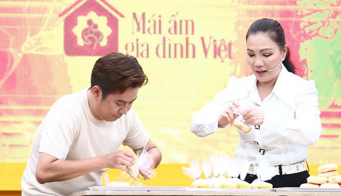 Nghệ sĩ Quốc Đại và Cẩm Tiên thực hiện thử thách làm và ăn bánh pía để mang tiền thưởng về cho ba em nhỏ có hoàn cảnh khó khăn - Ảnh: BTC