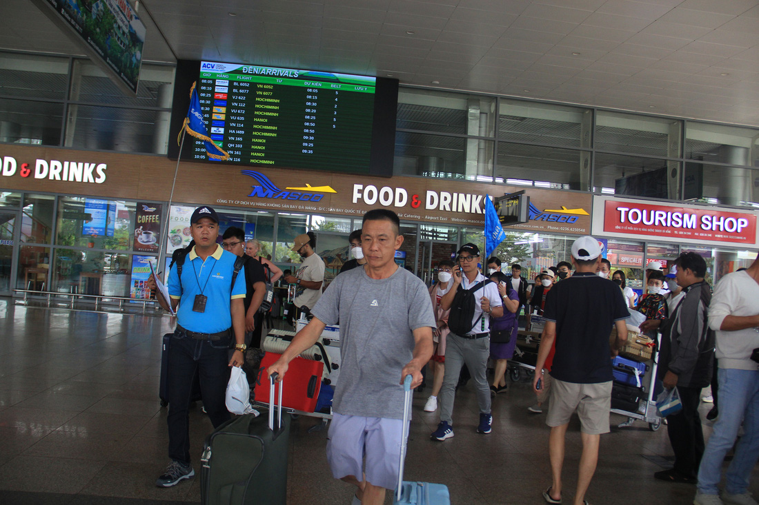 Số chuyến bay đến và đi ở sân bay Đà Nẵng trong hôm nay là hơn 260 chuyến. Đợt lễ này số chuyến bay tăng hơn 12% so với năm 2022 - Ảnh: TRƯỜNG TRUNG