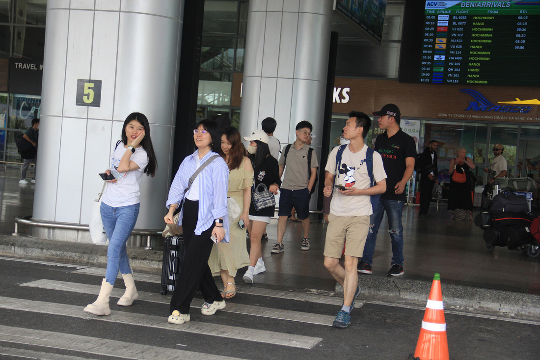 Tần suất các chuyến bay đến và đi dày đặc tại sân bay Đà Nẵng vào sáng 1-9 - Ảnh: TRƯỜNG TRUNG
