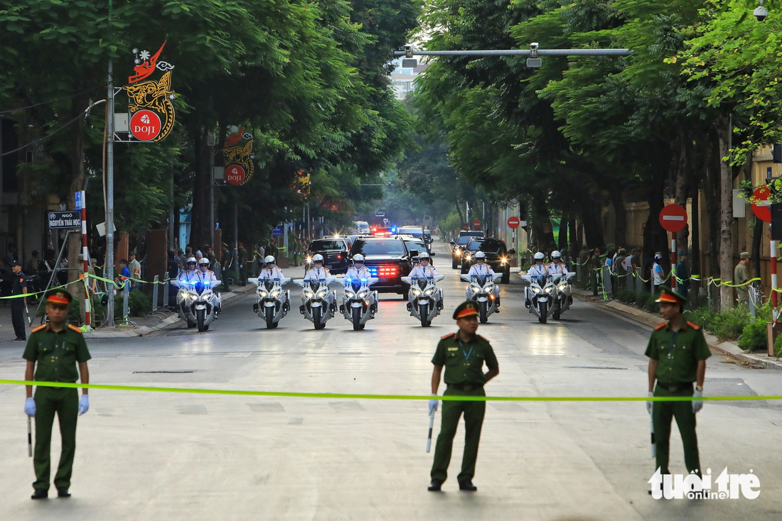 Đoàn xe chở Tổng thống Mỹ trên đường phố Nguyễn Thái Học hướng về Phủ Chủ tịch - Ảnh: DANH KHANG