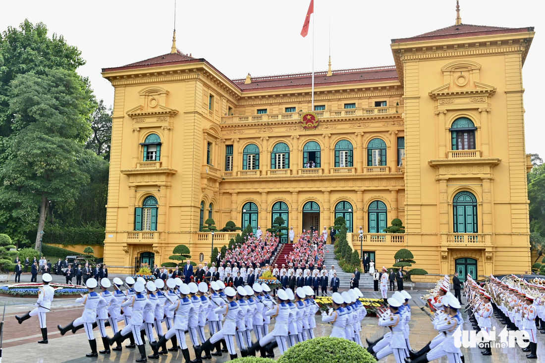 Tổng bí thư Nguyễn Phú Trọng và Tổng thống Mỹ Joe Biden duyệt đội danh dự tại Phủ Chủ tịch chiều 10-9 - Ảnh: NAM TRẦN