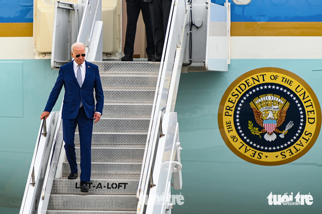 Tổng thống Mỹ Joe Biden bước ra khỏi chuyên cơ Không lực 1 (Air Force One) tại sân bay Nội Bài chiều 10-9 - Ảnh: HỒNG QUANG