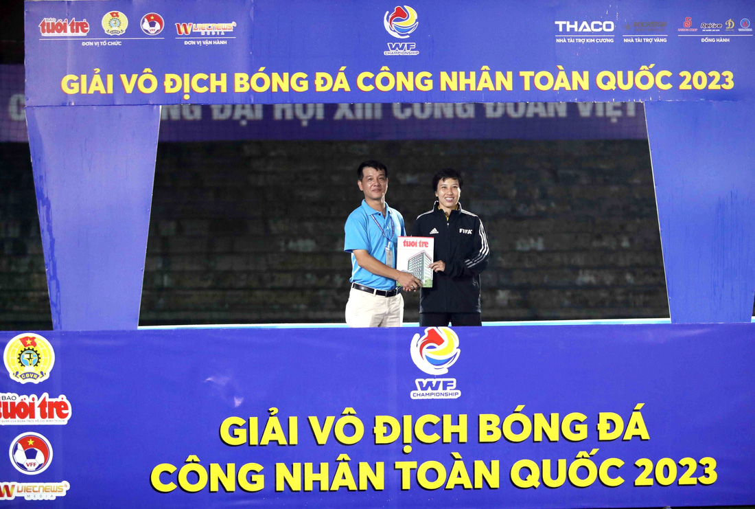 Trọng tài FIFA Elite Bùi Thị Thu Trang nhận phần thưởng từ ban tổ chức - Ảnh: NGUYÊN KHÔI