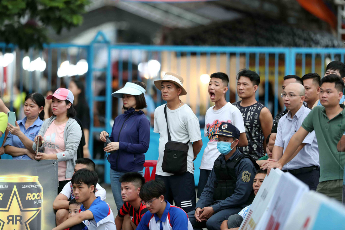 Khán giả đội mưa, nắng đến cổ vũ trận chung kết - Ảnh: NGUYÊN KHÔI