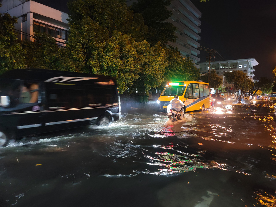 Đường phố Đà Nẵng lênh láng nước gợi lại ký ức đêm mưa lớn lịch sử 14-10-2022 - Ảnh: NH.HỮU