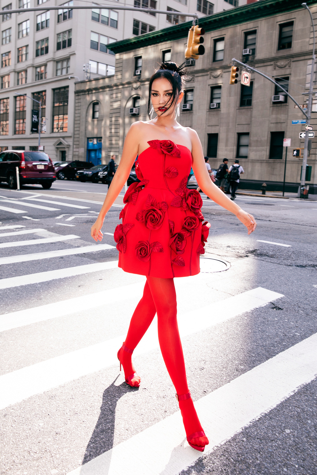 Hoa hậu Ngọc Châu năng động trên đường phố New York - Ảnh: KIẾNG CẬN TEAM