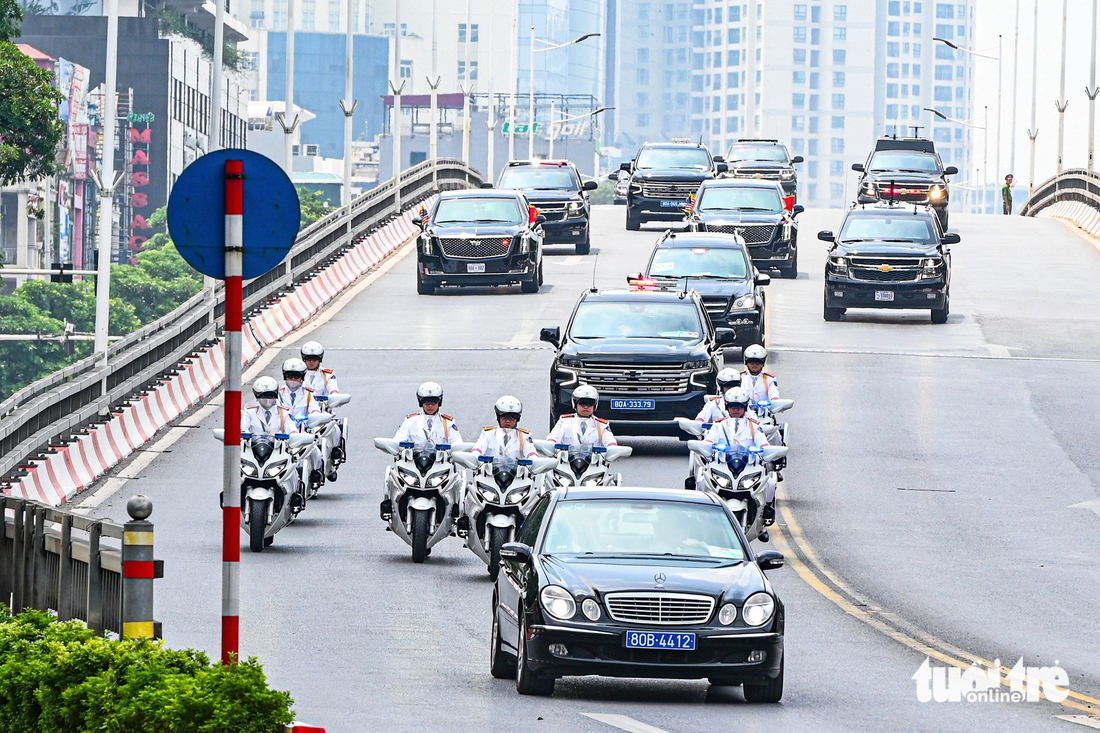 Đoàn xe của Tổng thống Mỹ di chuyển trên đường phố Hà Nội ngày 11-9 - Ảnh: HỒNG QUANG