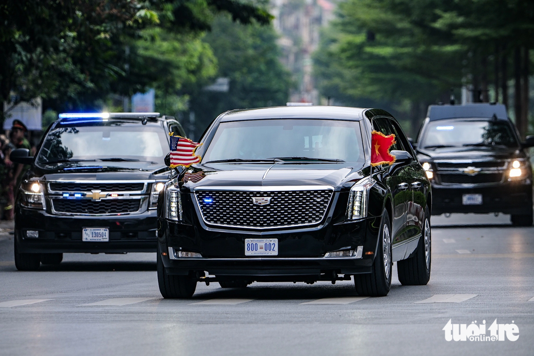 Xe của Tổng thống Mỹ trên đường phố Hà Nội ngày 11-9 - Ảnh: NAM TRẦN