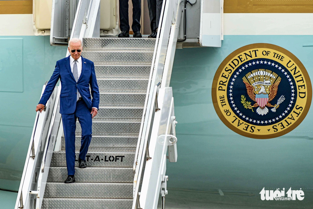 Tổng thống Mỹ Joe Biden bước ra khỏi chuyên cơ Không lực 1 (Air Force One) sau khi đến sân bay Nội Bài chiều 10-9-2023. Đây là chuyến thăm Việt Nam đầu tiên của Tổng thống Biden kể từ khi ông nhậm chức đầu năm 2021. Sự kiện diễn ra vào dịp hai nước kỷ niệm 10 năm thiết lập quan hệ Đối tác toàn diện. Trước khi đến Việt Nam, ông Biden đã tham dự Hội nghị thượng đỉnh G20 ở Ấn Độ - Ảnh: HỒNG QUANG