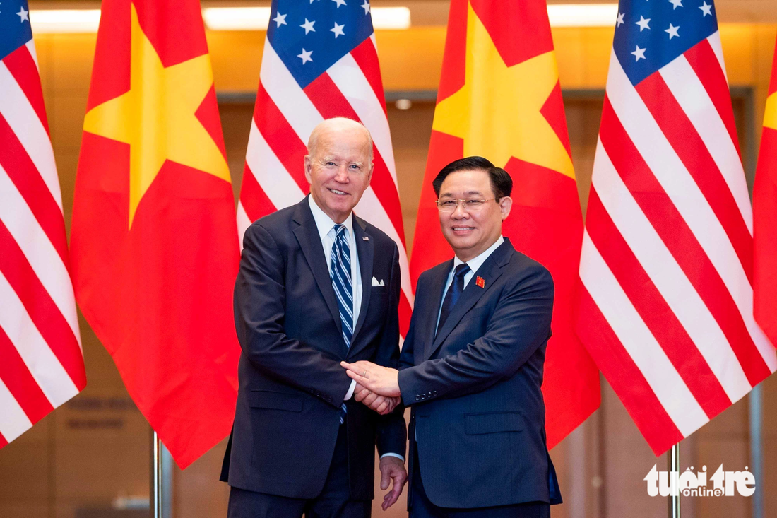 Sau khi rời tiệc chiêu đãi, Tổng thống Joe Biden hội kiến Chủ tịch Quốc hội Vương Đình Huệ, trở thành vị Tổng thống Mỹ đầu tiên tới thăm Nhà Quốc hội Việt Nam - Ảnh: NGUYỄN THẮNG