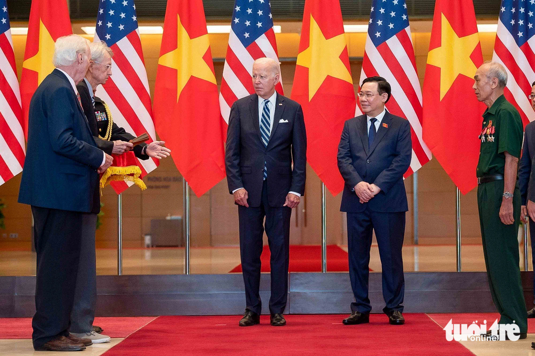 Chủ tịch Quốc hội Vương Đình Huệ và Tổng thống Joe Biden chứng kiến lãnh đạo Hội Cựu chiến binh, Bộ Quốc phòng Việt Nam và Mỹ trao tặng các kỷ vật chiến tranh giữa hai bên, hành động có tính biểu tượng và nhân văn sâu sắc. Hai bên cùng nhất trí nỗ lực hàn gắn hậu quả chiến tranh và thảo luận về tầm quan trọng tiếp tục công việc này - Ảnh: NGUYỄN THẮNG
