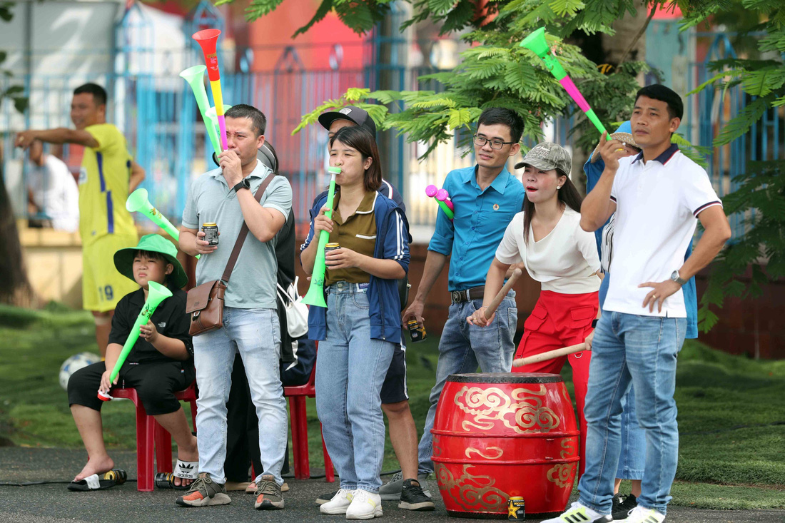 Lực lượng cổ động viên của đội Công đoàn Hải Dương chuẩn bị cả kèn và trống cổ vũ đội nhà - Ảnh: NGUYÊN KHÔI