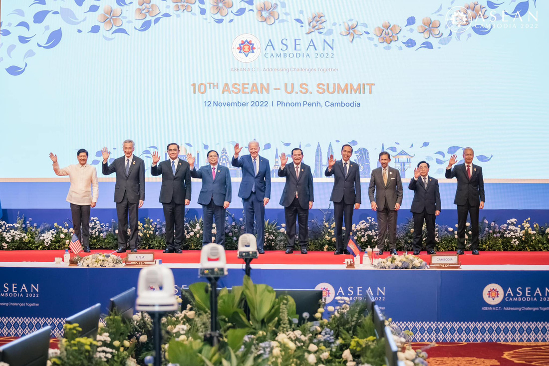 Tổng thống Mỹ Joe Biden cùng các nhà lãnh đạo ASEAN tại Hội nghị cấp cao ASEAN - Mỹ ở Campuchia tháng 11-2022 - Ảnh: REUTERS