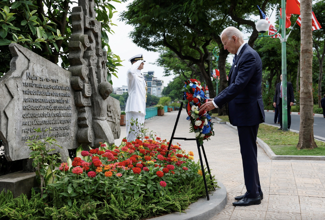 Tổng thống Mỹ Joe Biden đặt hoa tại phù điêu cố thượng nghị sĩ Mỹ John McCain ở Hà Nội chiều 11-9 - Ảnh: REUTERS