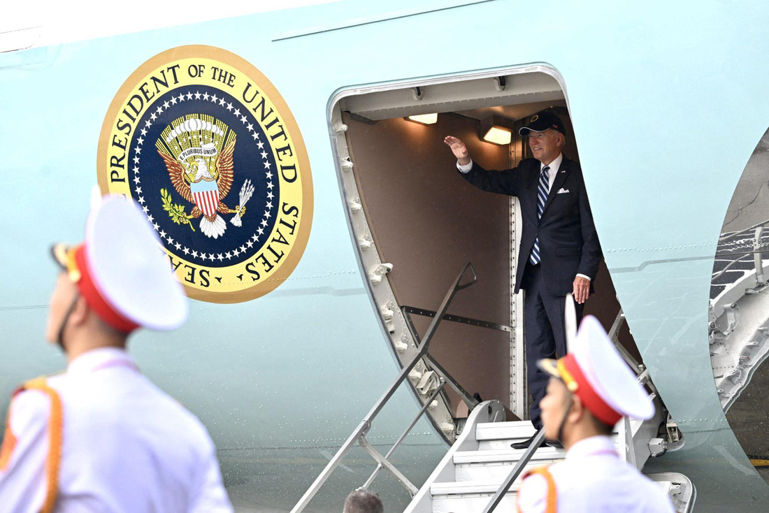 Tổng thống Mỹ Joe Biden vẫy tay chào khi lên chuyên cơ tại sân bay Nội Bài rời Hà Nội chiều 11-9, kết thúc tốt đẹp chuyến công du Việt Nam - Ảnh: REUTERS