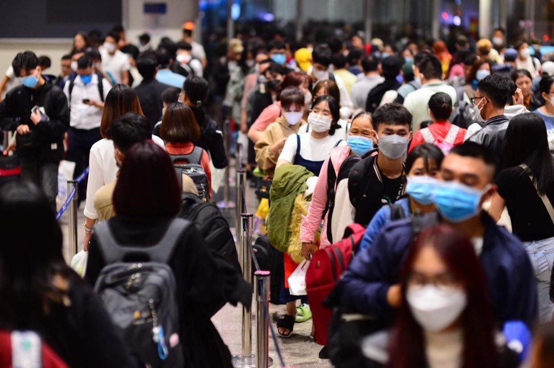 Hành khách chờ làm thủ tục bay tại sân bay Tân Sơn Nhất - Ảnh: QUANG ĐỊNH