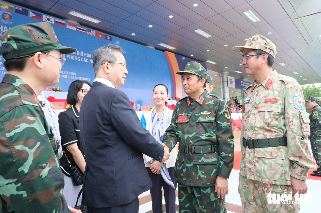 Thượng tướng Phùng Sĩ Tấn - phó tổng tham mưu trưởng Quân đội nhân dân Việt Nam, trưởng ban chỉ đạo CEPPP - trao đổi với đại biểu đoàn các nước - Ảnh: HÀ THANH