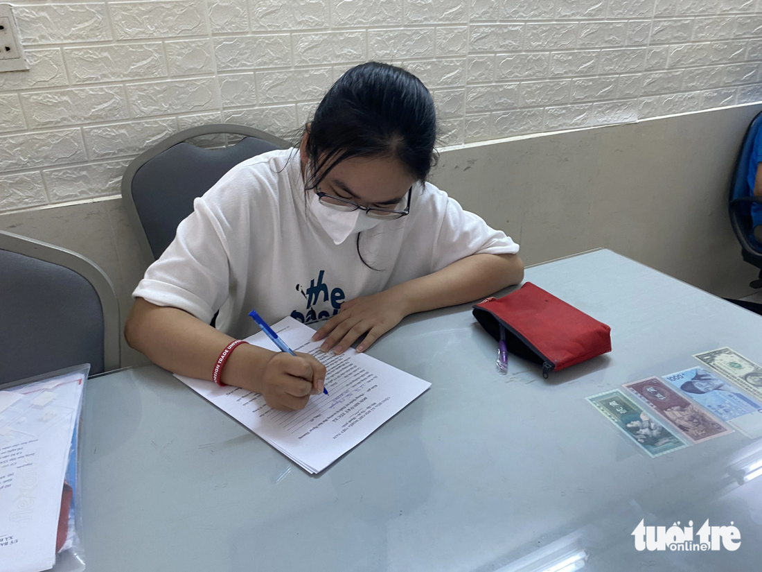 Hải Nguyên làm thủ tục đăng ký ở ký túc xá Trường đại học Ngoại thương - Ảnh: HÀ THANH