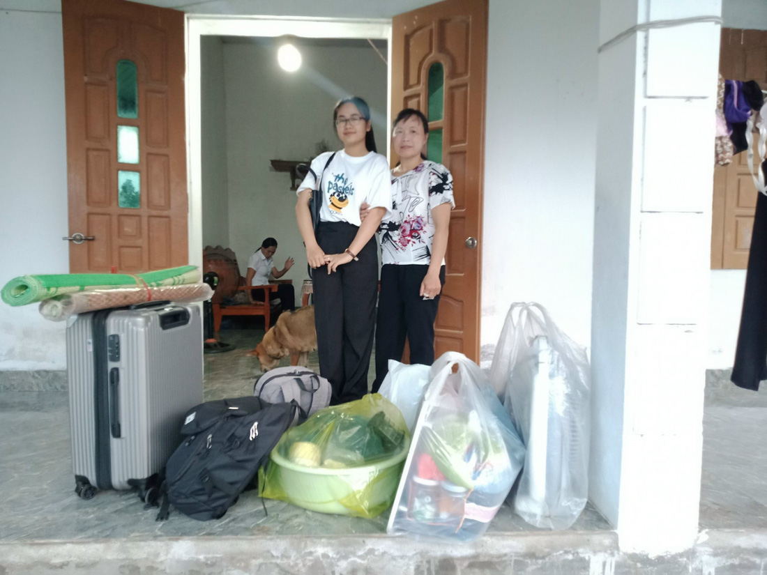 Hành lý xuống thủ đô nhập học của hai mẹ con tân sinh viên Lê Thị Hải Nguyên - Ảnh: NVCC