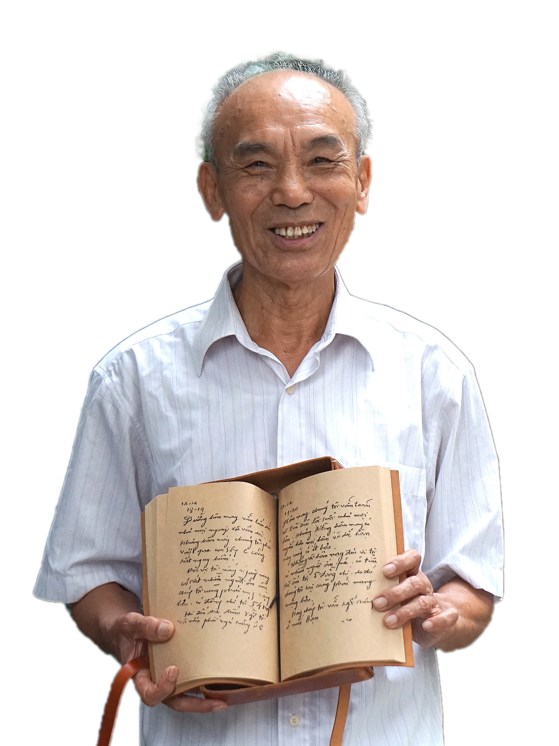 Ông Nguyễn Văn Thiện và cuốn nhật ký chiến trường bị thất lạc gần 60 năm - Ảnh: T.ĐIỂU