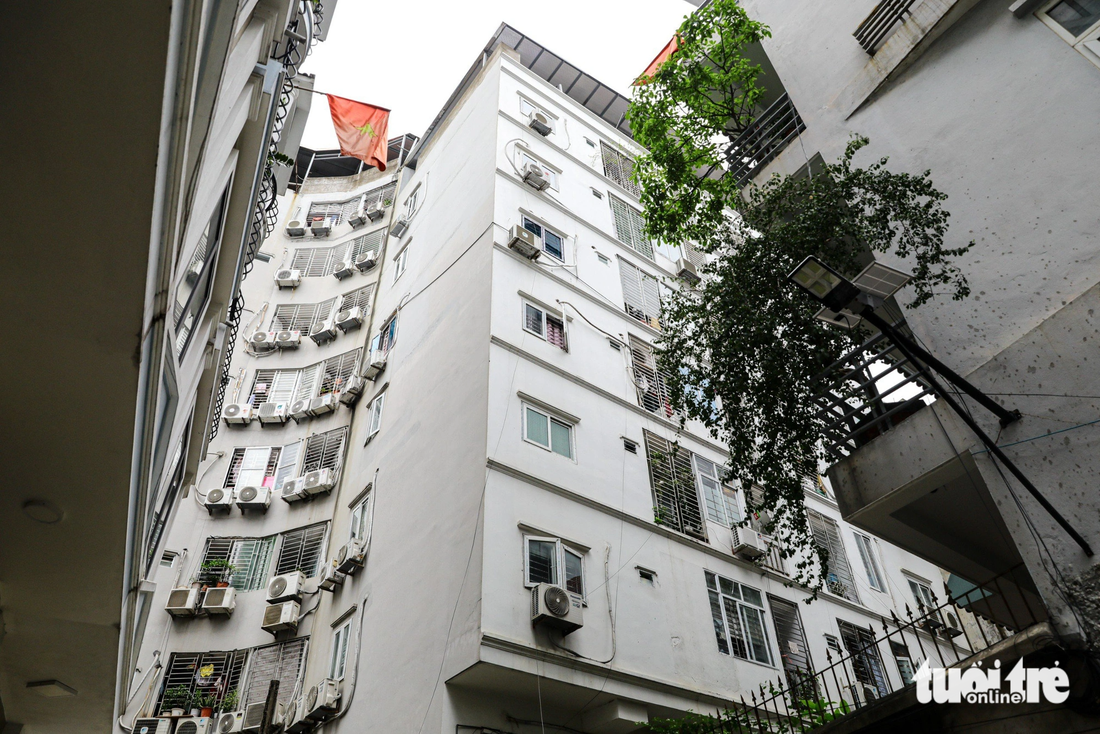 Chung cư mini dày đặc với các tòa nhà cao tầng trong khu dân cư khiến không gian trở nên ngột ngạt - Ảnh: DANH KHANG