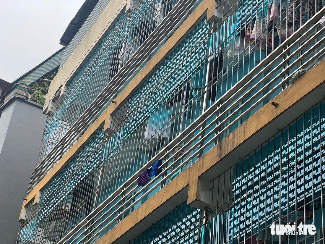 Lồng sắt vây kín ban công một căn chung cư mini tại Hà Nội - Ảnh: PHẠM TUẤN