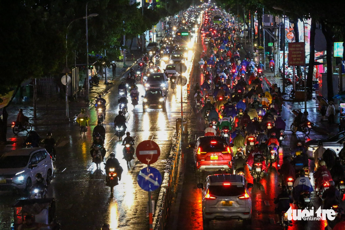 Cơn mưa chiều 14-9 đúng giờ tan tầm gây khó khăn cho người dân - Ảnh: PHƯƠNG QUYÊN