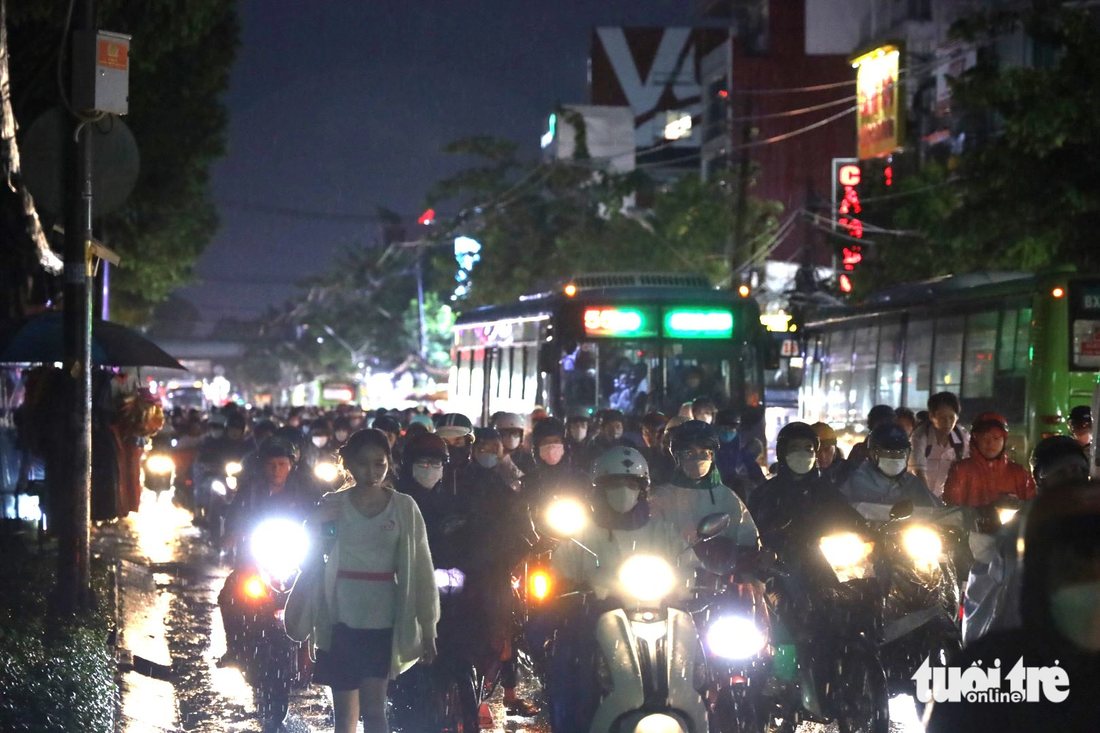 Hàng ngàn xe cộ nối đuôi nhau trên đường Quang Trung, quận Gò Vấp - Ảnh: NGỌC QUÝ