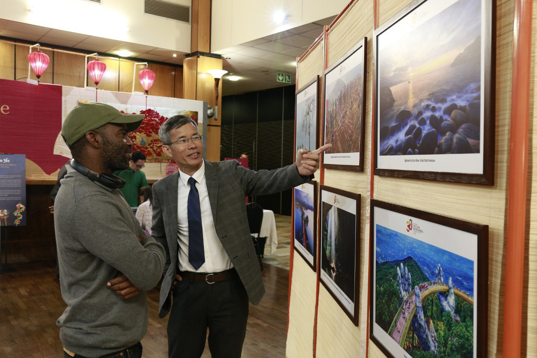 Ông Hoàng Hữu Anh - phó vụ trưởng Vụ Ngoại giao văn hóa và UNESCO - giới thiệu thông tin về triển lãm ảnh “Sức sống Việt Nam” đến khách tham quan - Ảnh: BTC