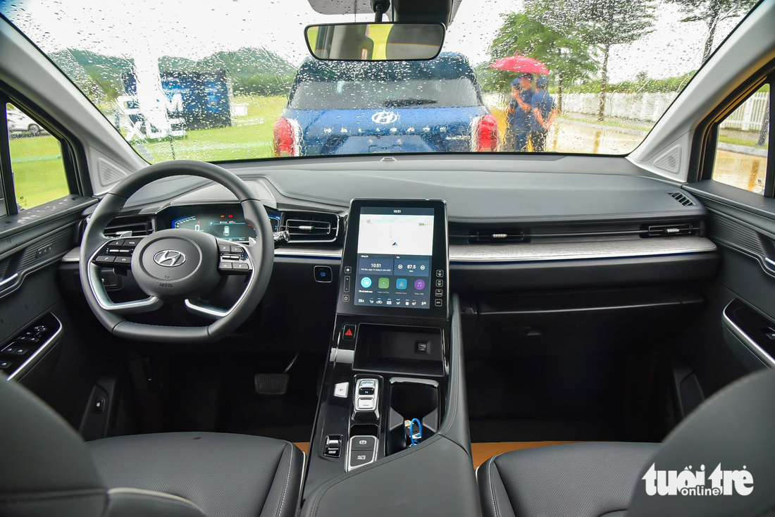Thiết kế khoang cabin khác biệt với những mẫu xe cùng nhà với màn hình dọc 10,4 inch, hỗ trợ Apple CarPlay/Android Auto - Ảnh: LÊ HOÀNG