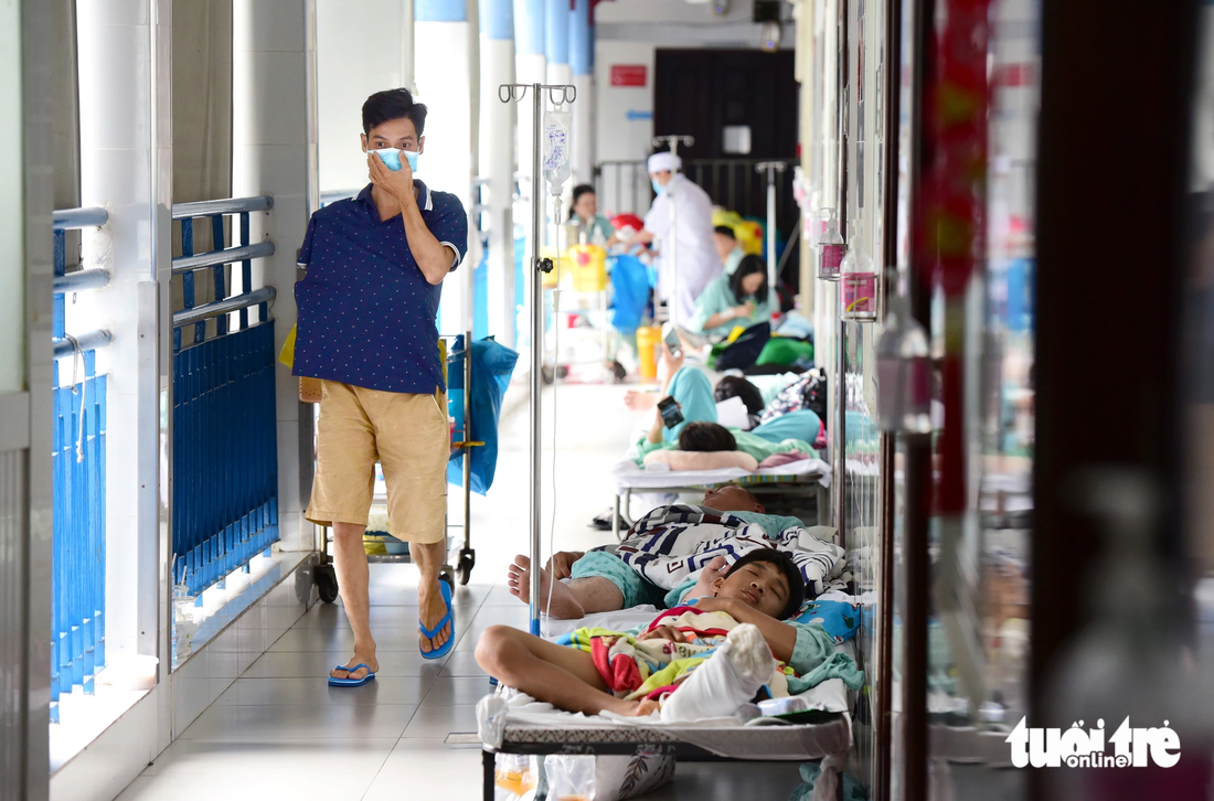 Hành lang bệnh viện cũng được tận dụng đặt các giường để bệnh nhân nằm tạm, tình trạng quá tải thường xuyên xảy ra - Ảnh: DUYÊN PHAN