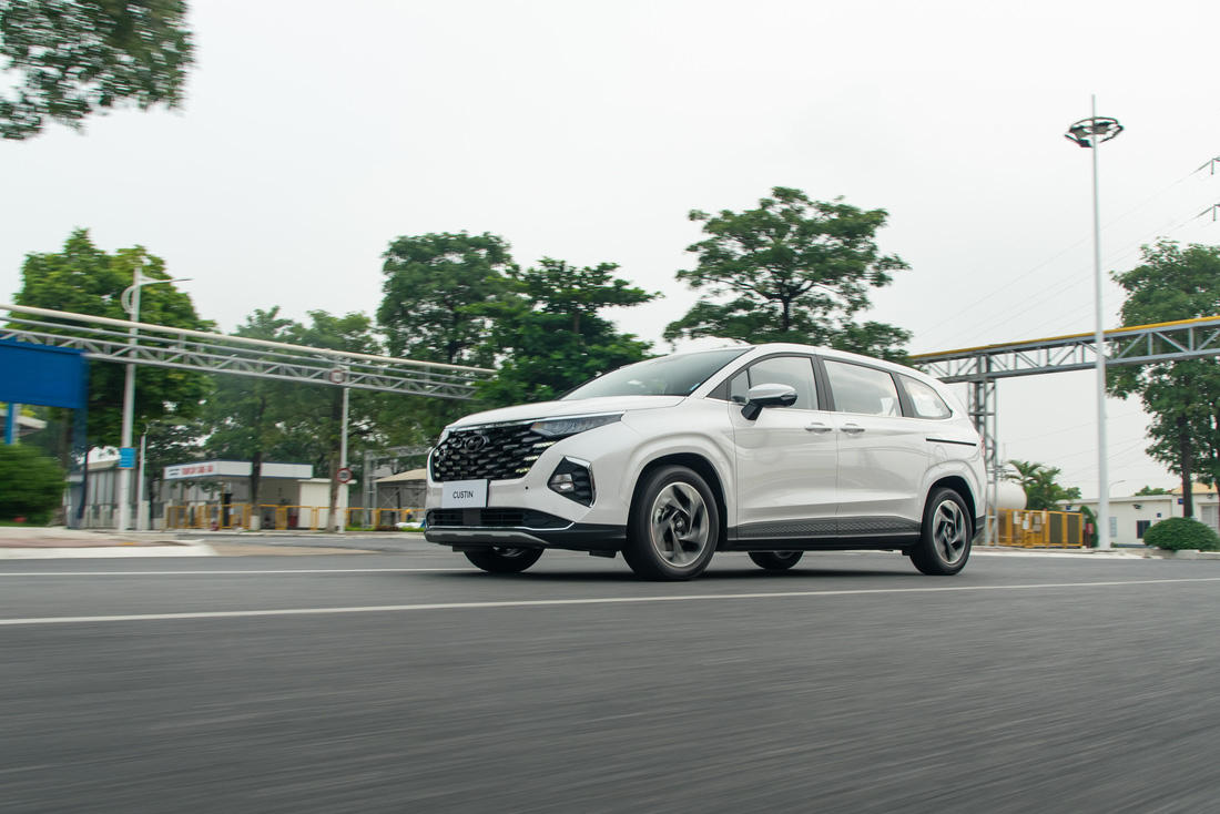 Hyundai Custin ra mắt Việt Nam: Giá từ dưới 1 tỉ khiến Kia Carnival phải dè chừng - Ảnh 14.