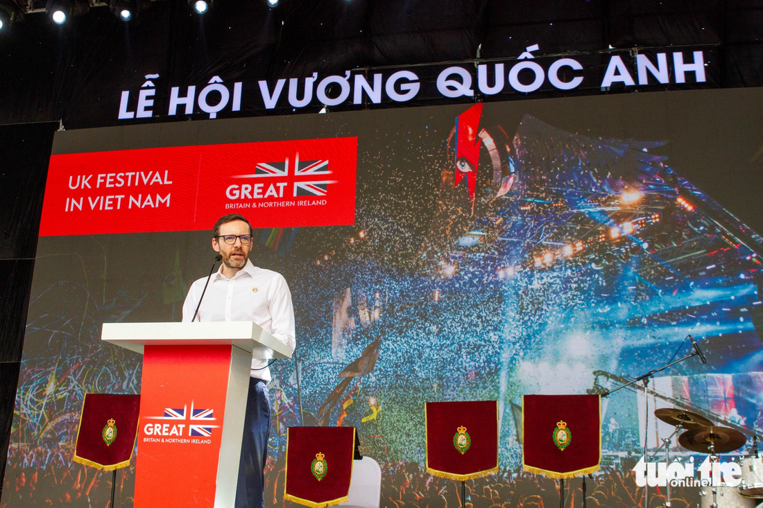 Đại sứ Anh tại Việt Nam Iain Frew phát biểu khai mạc lễ hội - Ảnh: NGỌC ĐỨC