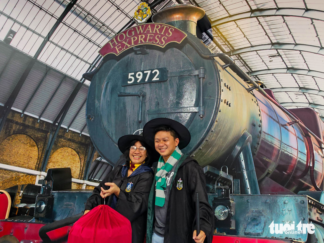Khách tham quan hào hứng chụp ảnh với đồng phục Trường Hogwarts trong series tiểu thuyết Harry Potter nổi tiếng - Ảnh: NGỌC ĐỨC