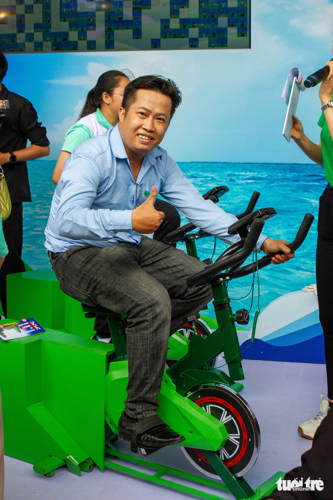 Hoạt động đạp xe mô phỏng tại gian hàng của Công ty dầu khí BP - Ảnh: NGỌC ĐỨC