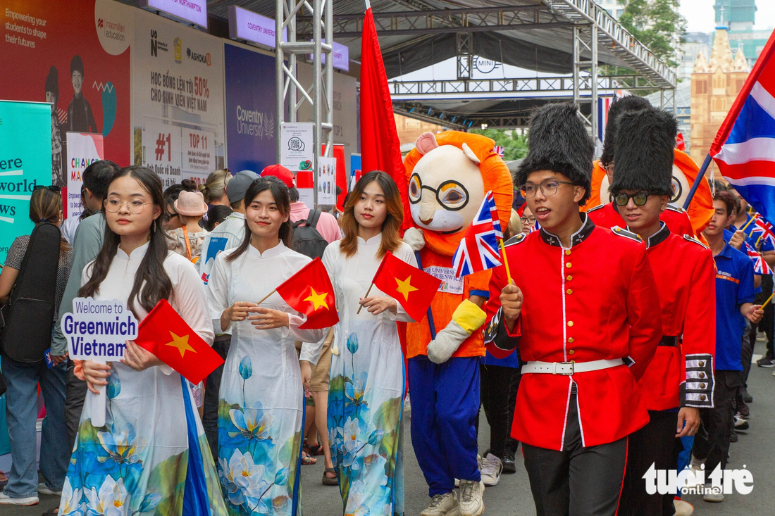 Màn diễu hành với trang phục của hai nước được thực hiện bởi một trường đại học Việt Nam có liên kết với Anh - Ảnh: NGỌC ĐỨC