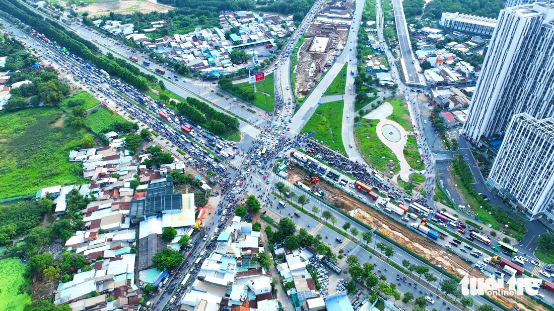 Hàng ngàn xe nối đuôi nhau trên các tuyến đường khu vực nút giao thông An Phú