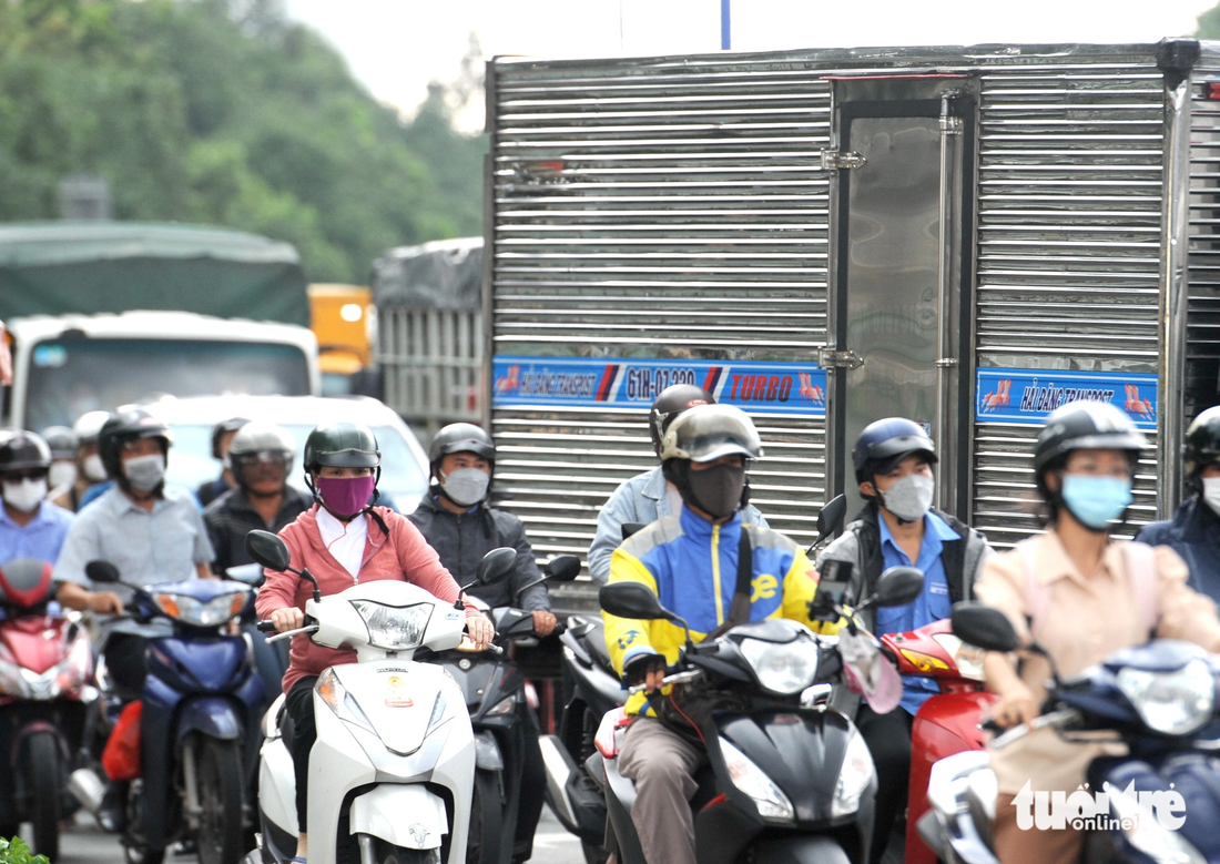Người dân lưu thông qua khu vực nút giao thông An Phú vào khung giờ cao điểm