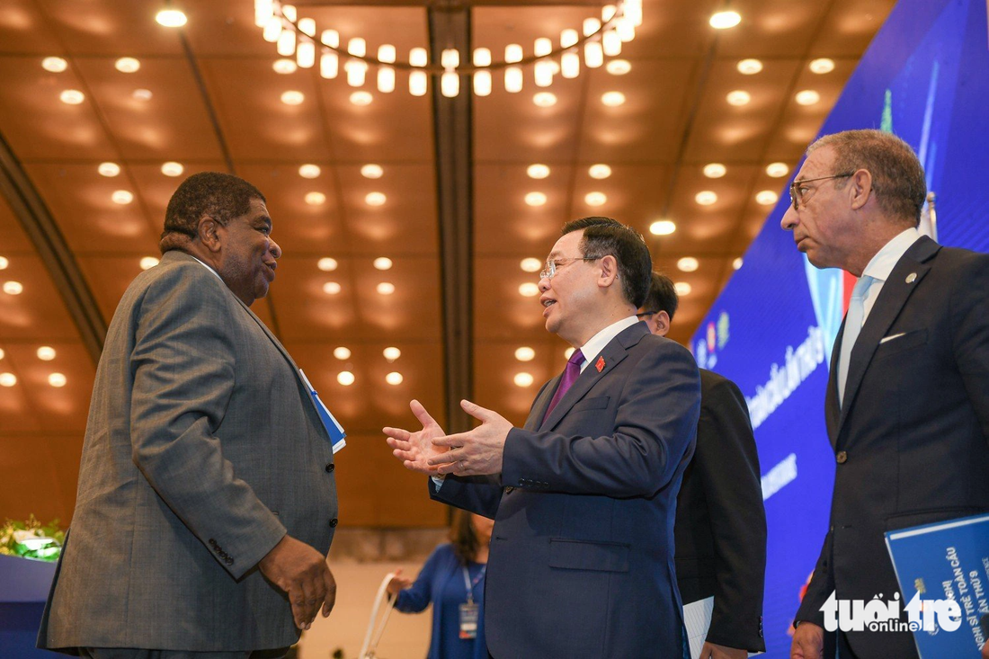 Chủ tịch Quốc hội Vương Đình Huệ trao đổi với các đại biểu, nghị sĩ trẻ bên lề hội nghị - Ảnh: NAM TRẦN