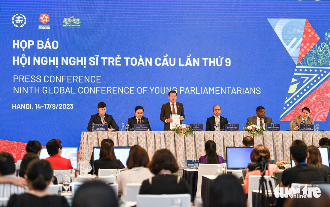 Ông Vũ Hải Hà, chủ nhiệm Ủy ban Đối ngoại của Quốc hội, thông báo kết quả Hội nghị nghị sĩ trẻ toàn cầu lần thứ 9 - Ảnh: NAM TRẦN