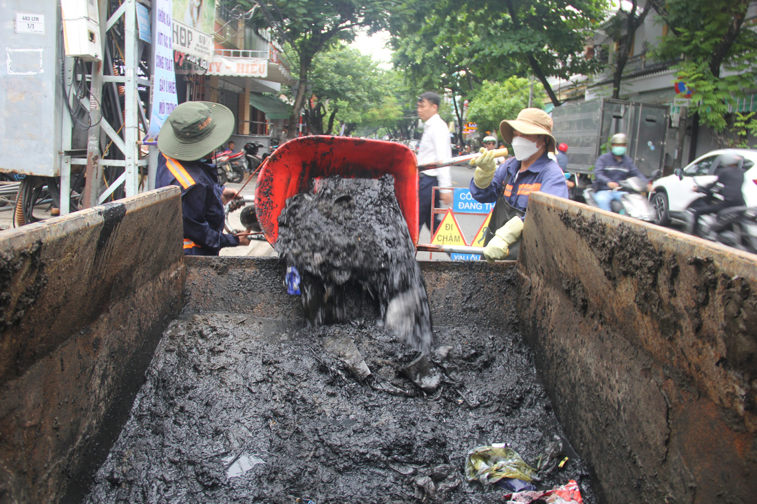 Toàn thành phố Đà Nẵng chạy đua nạo vét vệ sinh cống rãnh khi mùa mưa tới gần - Ảnh: TRƯỜNG TRUNG