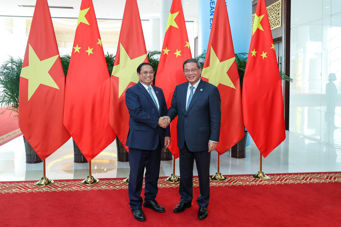 Thủ tướng Phạm Minh Chính bắt tay Thủ tướng Trung Quốc Lý Cường trước hội đàm - Ảnh: NHẬT BẮC