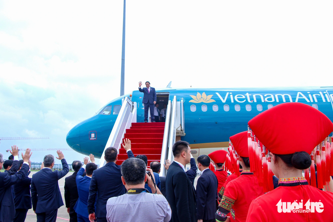Thủ tướng Phạm Minh Chính chào tạm biệt trước khi lên máy bay về nước - Ảnh: DUY LINH