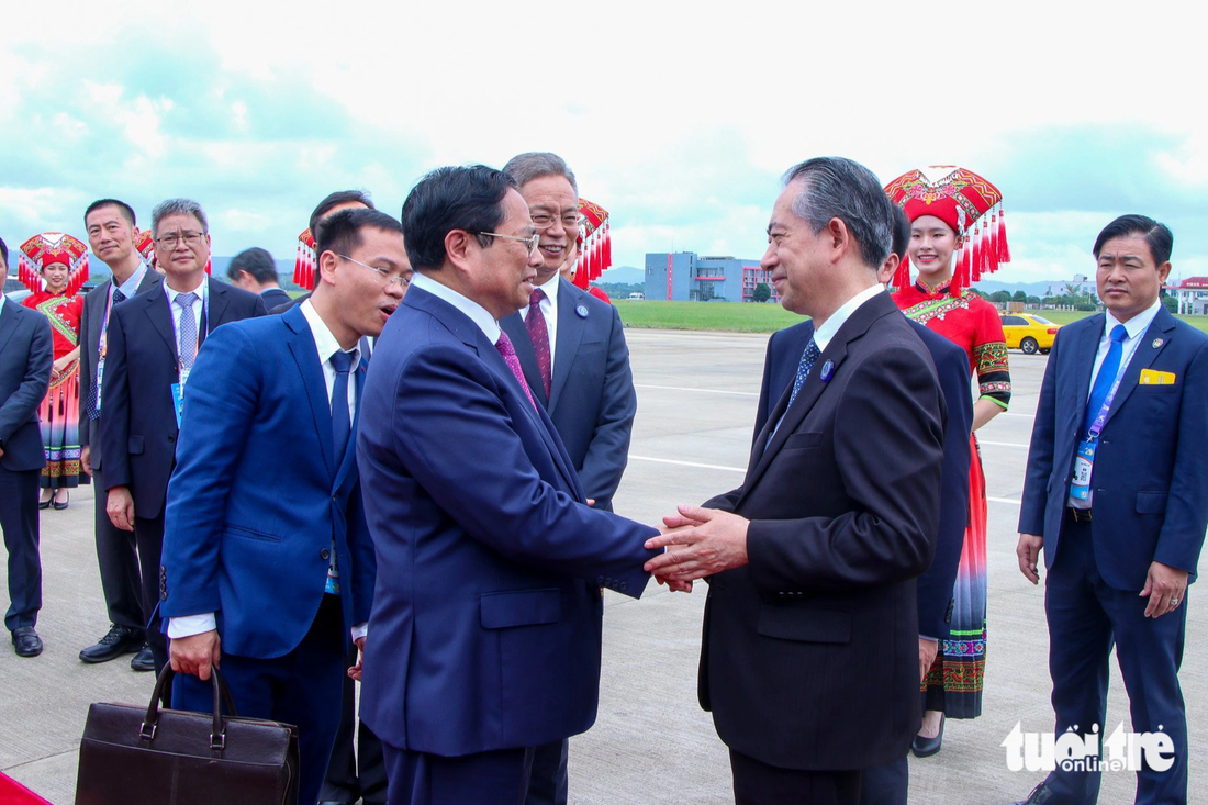 Đại sứ Trung Quốc tại Việt Nam Hùng Ba (phải) tiễn Thủ tướng Phạm Minh Chính tại chân cầu thang - Ảnh: DUY LINH