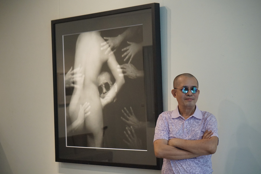 Nghệ sĩ nhiếp ảnh Đỗ Anh Tuấn và bức ảnh chụp bằng kỹ thuật chồng phim ông sáng tạo cùng học trò khi đôi mắt đã mù - Ảnh: T.ĐIỂU