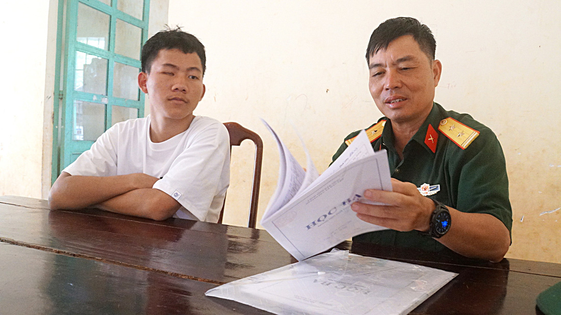 “Bố nuôi” - trung tá Phạm Nam Huân, đội trưởng đội 6, binh đoàn 16, trung đoàn 720 - mang hồ sơ của Giàng đi làm các thủ tục chuẩn bị nhập học