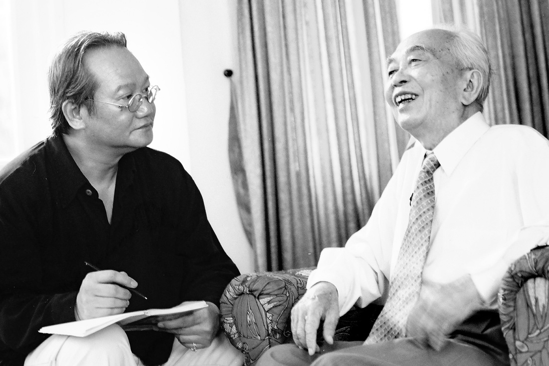 Đạo diễn Đào Trọng Khánh (trái) và Đại tướng Võ Nguyên Giáp năm 2001 - Ảnh: NGUYỄN ĐÌNH TOÁN